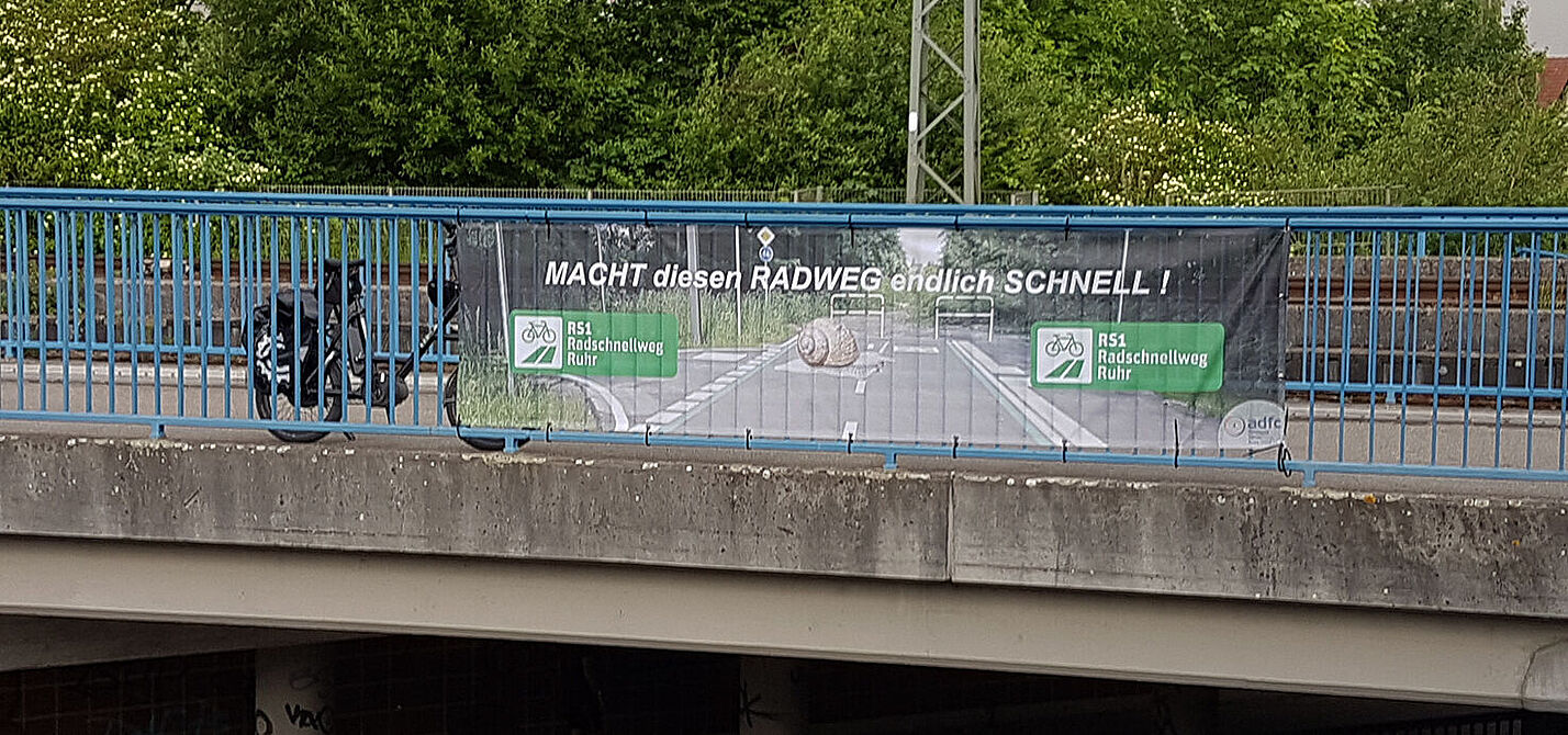 RS1-Banner an Bahnbrücke über B233 RS1-Banner an Bahnbrücke über B233