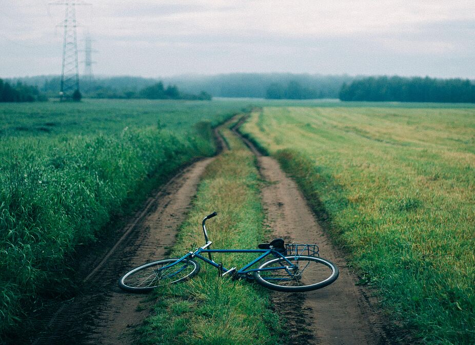 Ein Fahrrad liegt auf einem Feldweg Ein Fahrrad liegt auf einem Feldweg