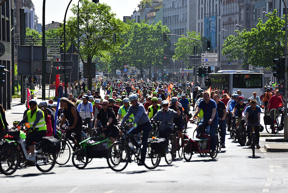 Viele Radfahrende in Düsseldorf - Zubringer zum Landtag NRW  Viele Radfahrende biegen bei einer Fahrraddemo in Düsseldorf ini die Kurve