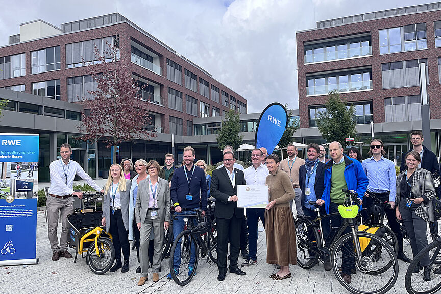RWE Campus Essen Fahrradfahrende vor einem Firmengebäude