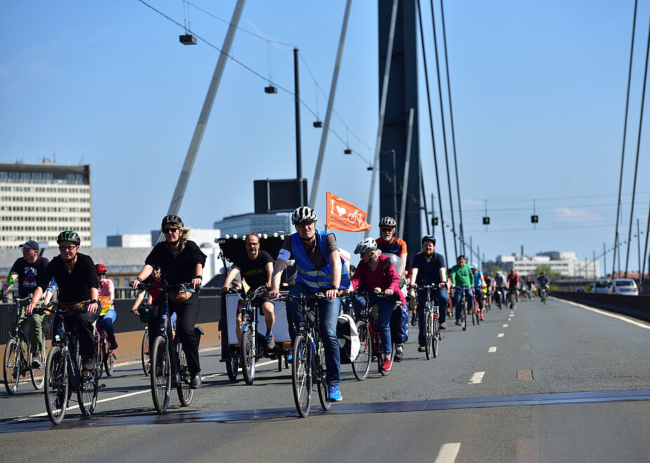 Sternfahrt des ADFC NRW 2022 Viele Radfahrende fahren über die Rheinkniebrücke in Düsseldorf, die sonst nur Autos vorbehalten ist.