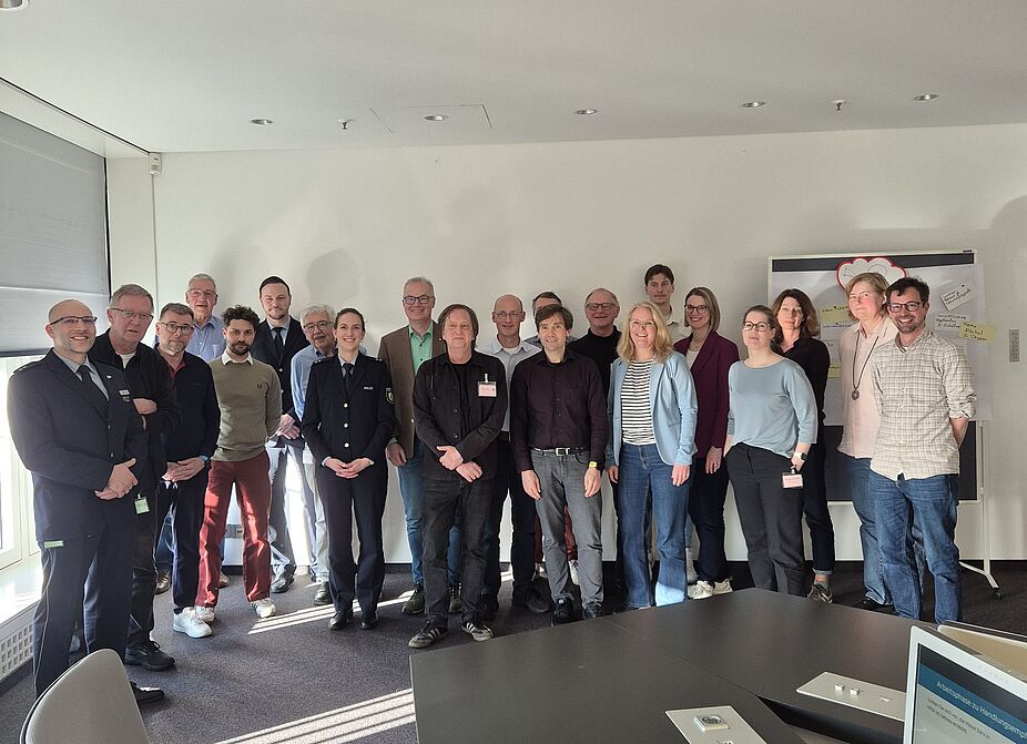 2026_03_05_AK-Radverkehrssicherheit_ADFC_NRW__1_quer Mitglieder des AK Radverkehrssicherheit am 5. März 2026 im MUNV. Gruppenfoto mit etwa 20 Personen.