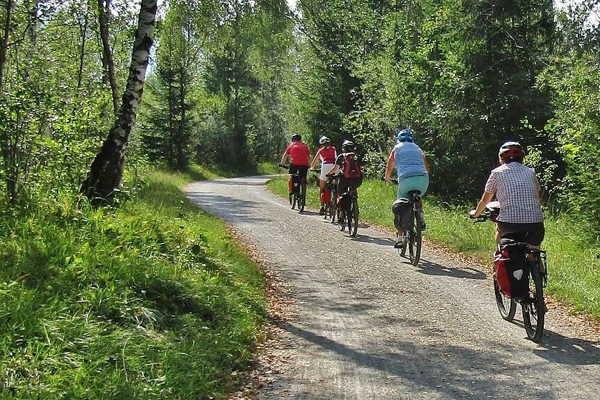 Radweg am Reschenpass Radfahrer auf Kiesweg