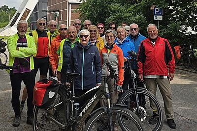 Gruppenbild vor Colani-UFO