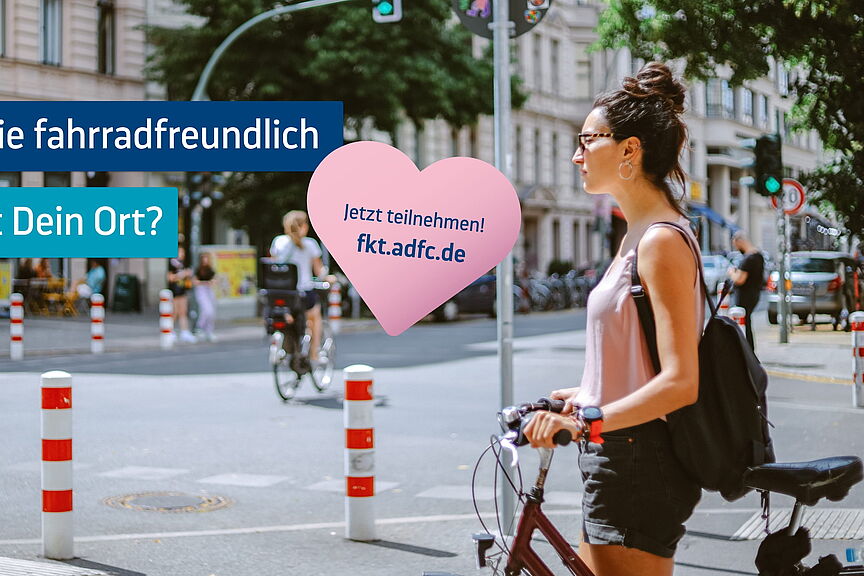 Eine Frau mit Rucksack fährt mit dem Fahrrad durch eine belebte Straße in der Stadt. Im Hintergrund fahren weitere Menschen mit dem Rad. Die Grafik wirbt für den ADFC-Fahrradklima-Test 2026.