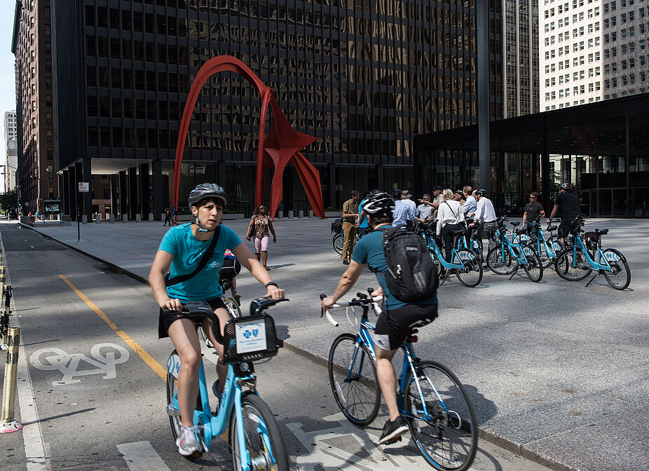 "Protected Bikelane" in Chicago – durch Poller geschützte Radspur auf der Fahrbahn "Protected Bikelane" in Chicago – durch Poller geschützte Radspur auf der Fahrbahn