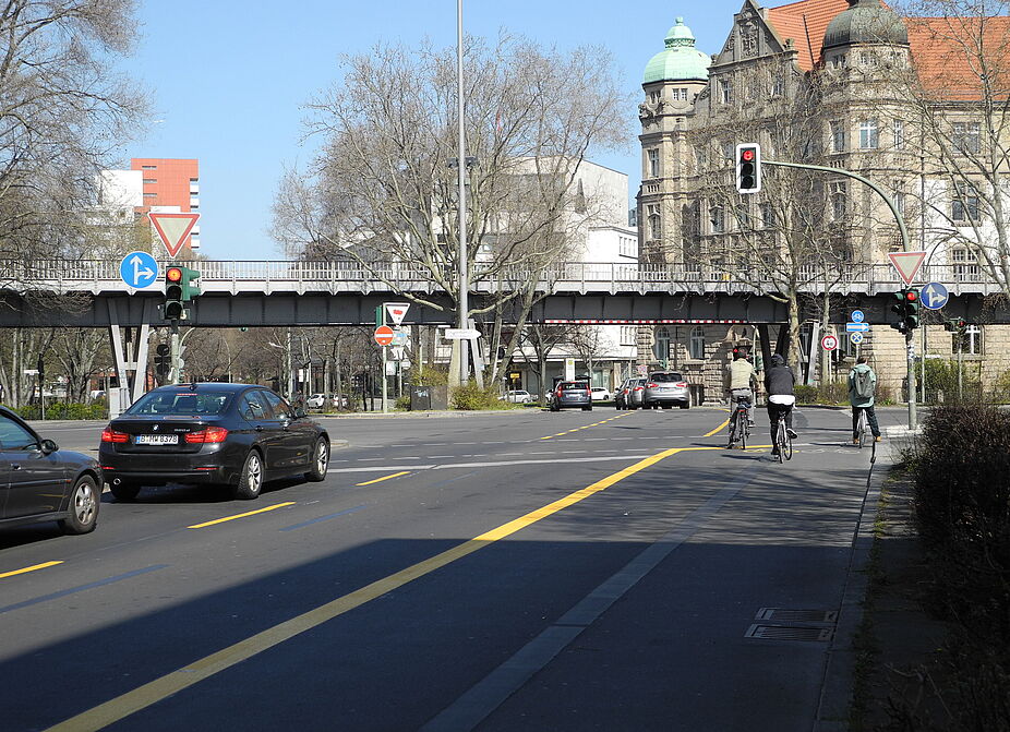 Verbreiterte Aufstellfläche in Berlin  Um dem höheren Radverkehrsaufkommen gerecht zu werden, wurde an einer stark frequentierten Kreuzung die Aufstellfläche für Radfahrende verbreitert.